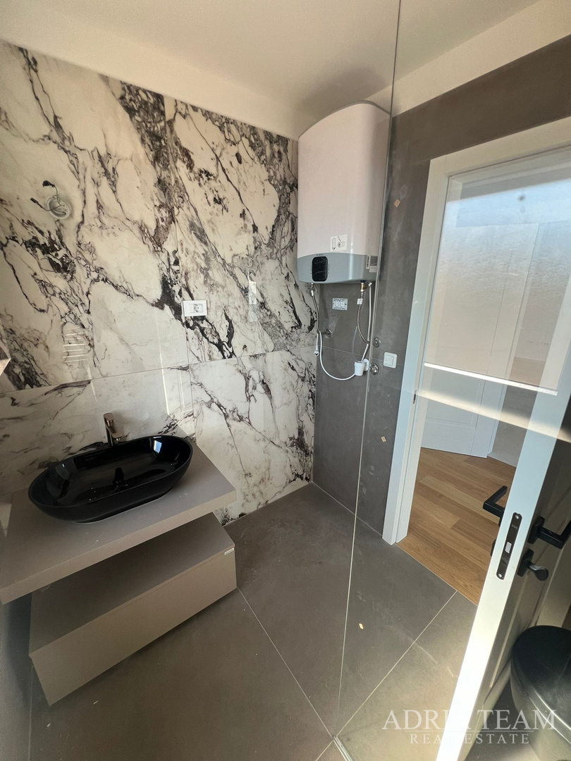 APARTMANI U PRVOM REDU DO MORA, NOVOGRADNJA - VINJERAC