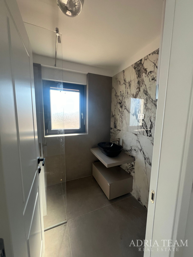 APARTMANI U PRVOM REDU DO MORA, NOVOGRADNJA - VINJERAC