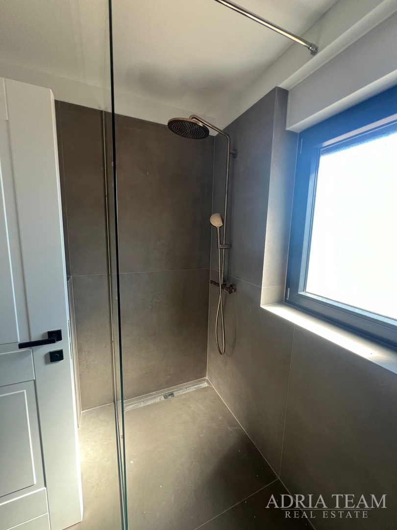 APARTMANI U PRVOM REDU DO MORA, NOVOGRADNJA - VINJERAC