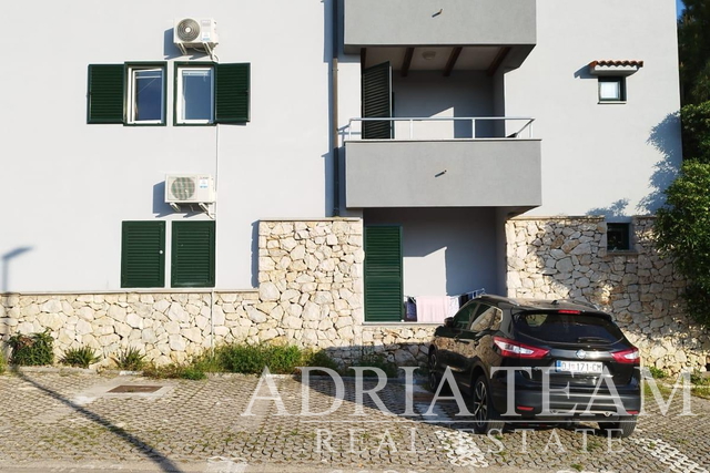 APARTMÁN V PRVNÍM PATŘE BYTOVÉHO DOMU S VÝHLEDEM NA MOŘE - NOVALJA, PAG