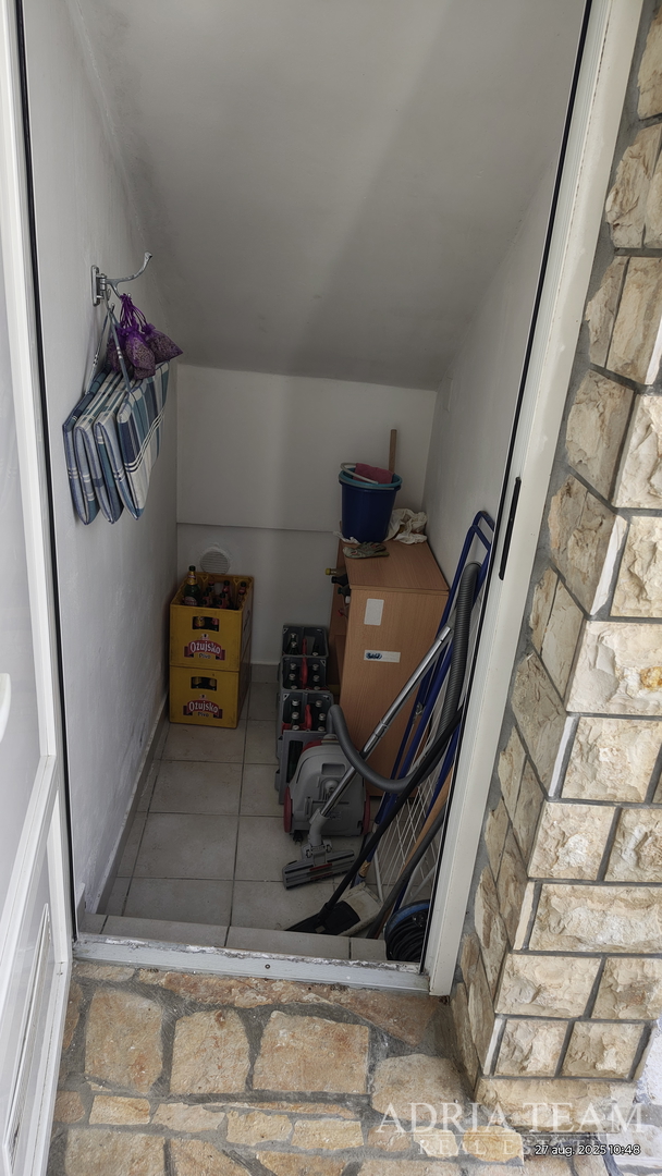 HAUS MIT WUNDERSCHÖNEM OFFENEM MEERBLICK, TEILWEISE RENOVIERT - DONJI KARIN