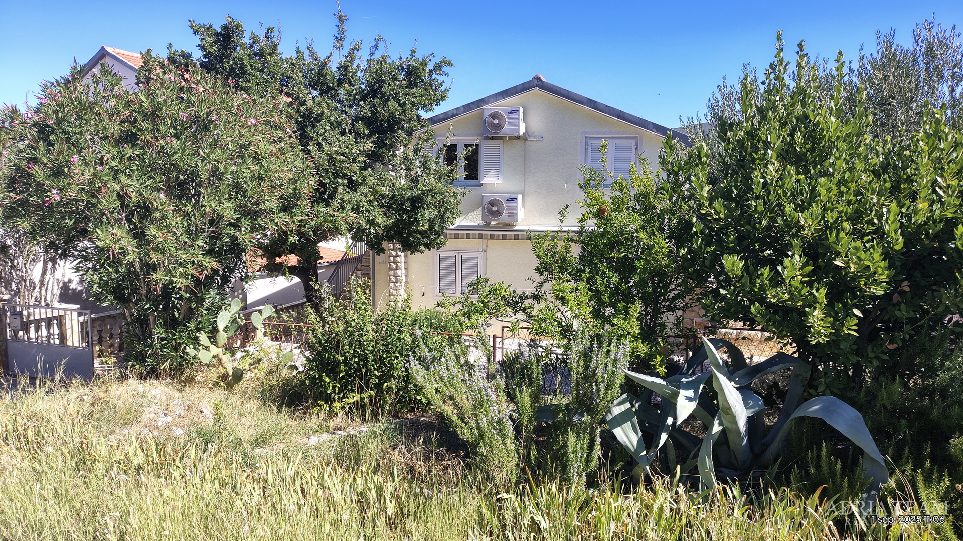 HAUS MIT WUNDERSCHÖNEM OFFENEM MEERBLICK, TEILWEISE RENOVIERT - DONJI KARIN