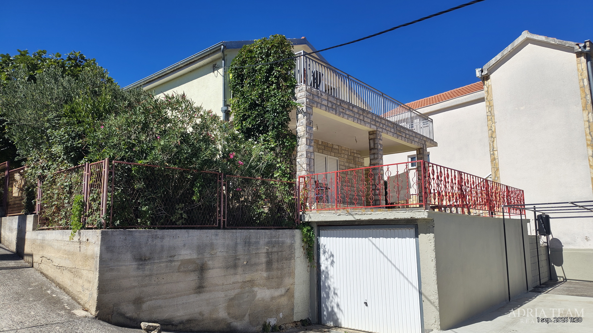 HAUS MIT WUNDERSCHÖNEM OFFENEM MEERBLICK, TEILWEISE RENOVIERT - DONJI KARIN