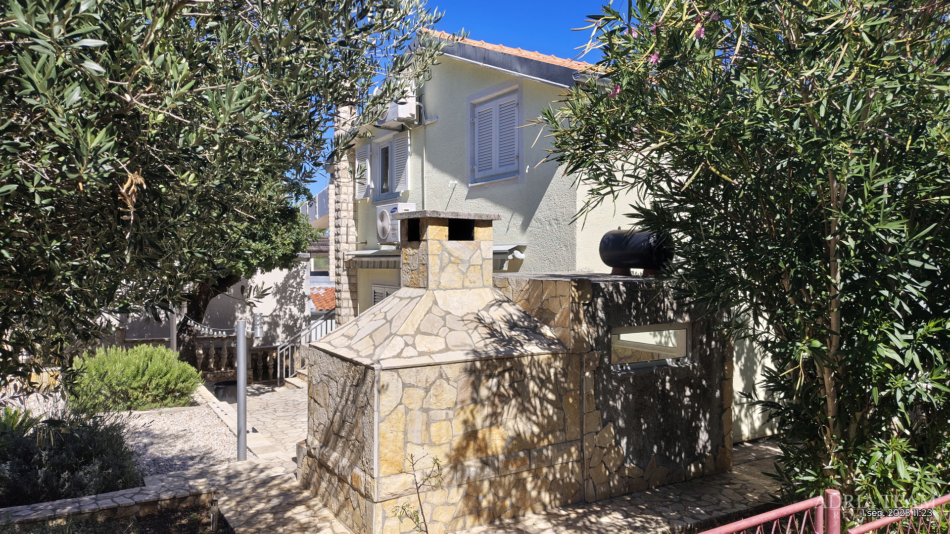 HAUS MIT WUNDERSCHÖNEM OFFENEM MEERBLICK, TEILWEISE RENOVIERT - DONJI KARIN