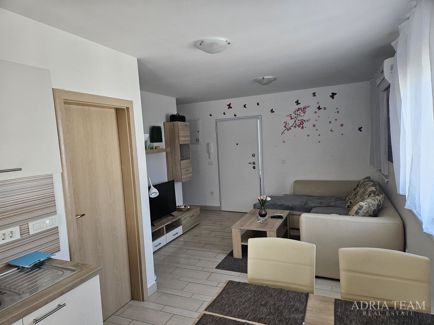APARTMAN S BALKONOM NA PRVOM KATU - RTINA, BENIĆI