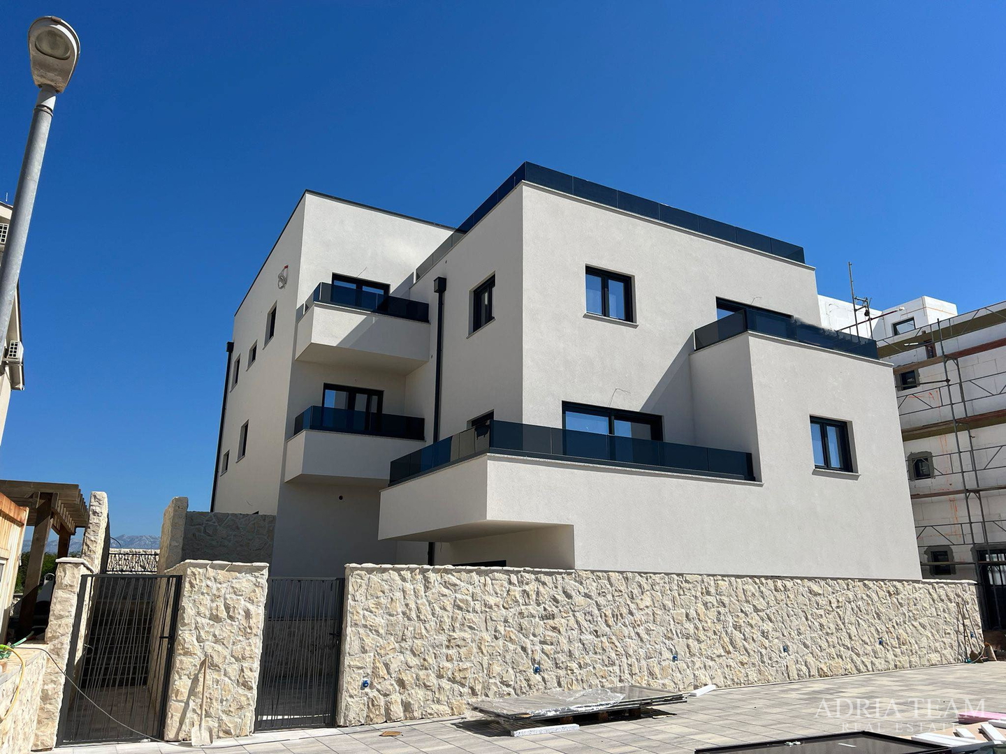 APARTMANI U STAMBENOJ ZGRADI U NOVOGRADNJI - POVLJANA, PAG