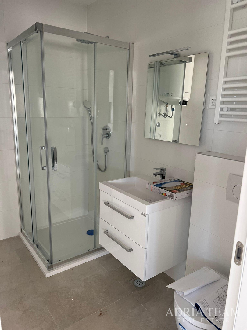 APARTMANI U STAMBENOJ ZGRADI U NOVOGRADNJI - POVLJANA, PAG