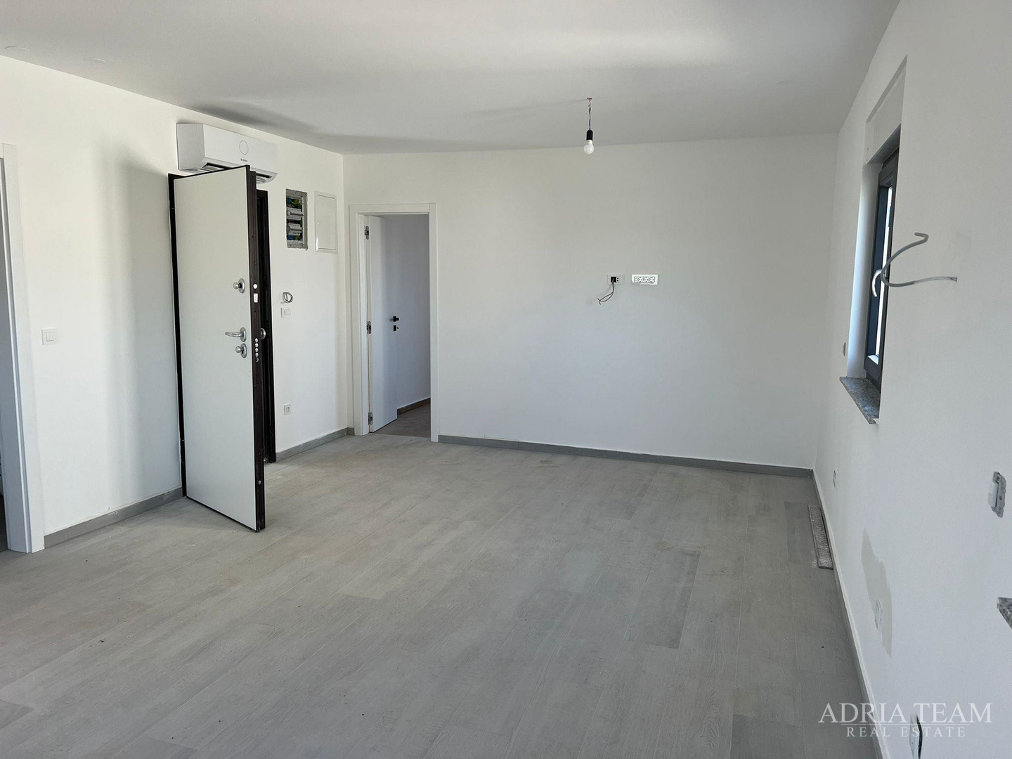 APARTMANI U STAMBENOJ ZGRADI U NOVOGRADNJI - POVLJANA, PAG