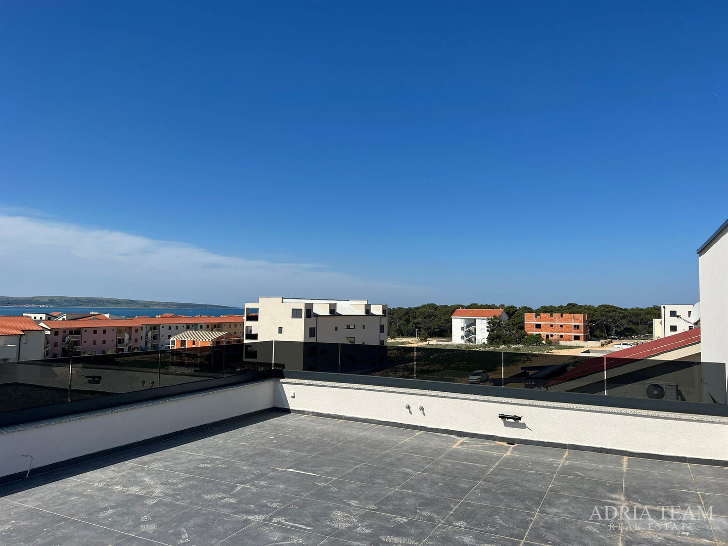 APARTMANI U STAMBENOJ ZGRADI U NOVOGRADNJI - POVLJANA, PAG