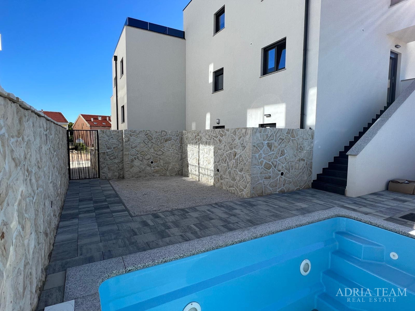 APARTMANI U STAMBENOJ ZGRADI U NOVOGRADNJI - POVLJANA, PAG
