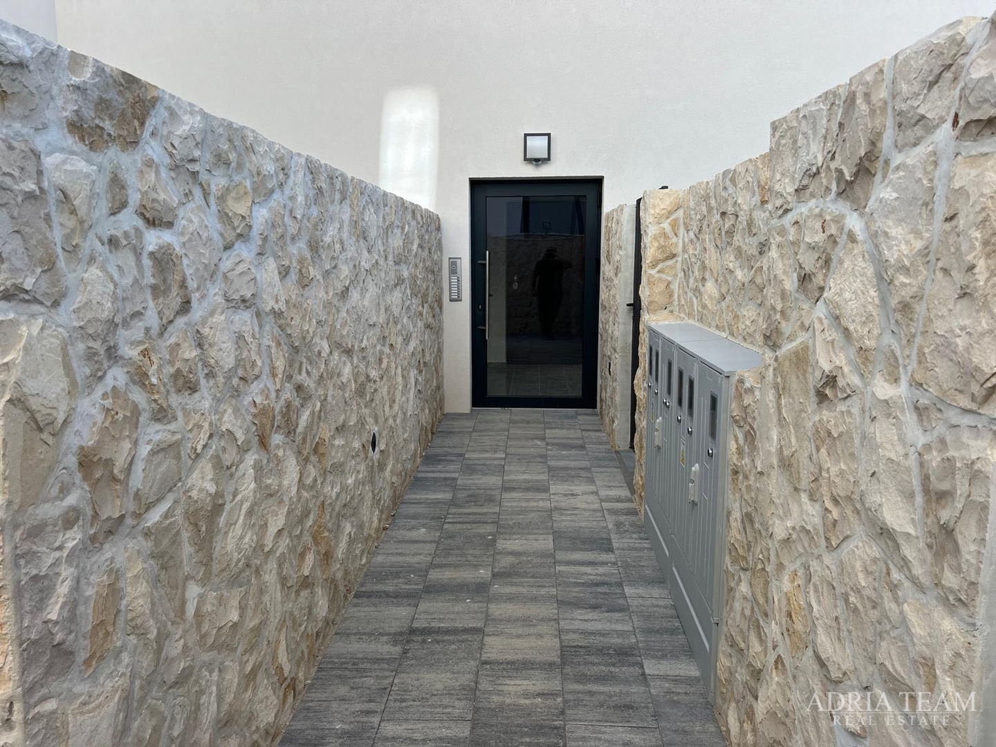 APARTMANI U STAMBENOJ ZGRADI U NOVOGRADNJI - POVLJANA, PAG