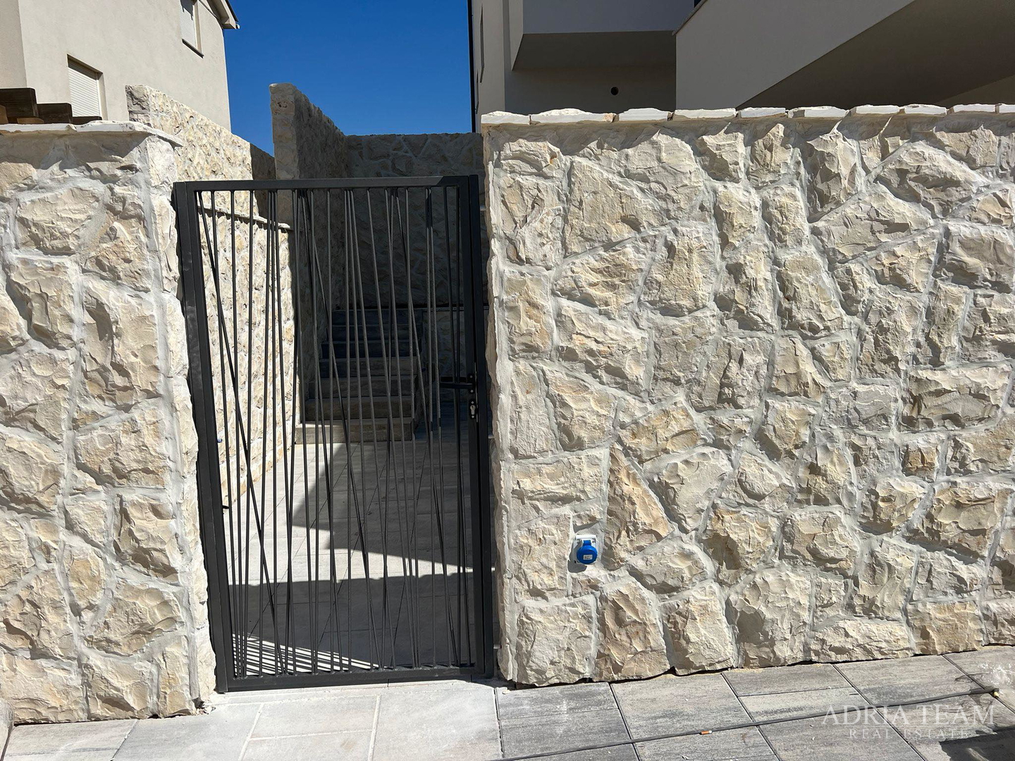 APARTMANI U STAMBENOJ ZGRADI U NOVOGRADNJI - POVLJANA, PAG