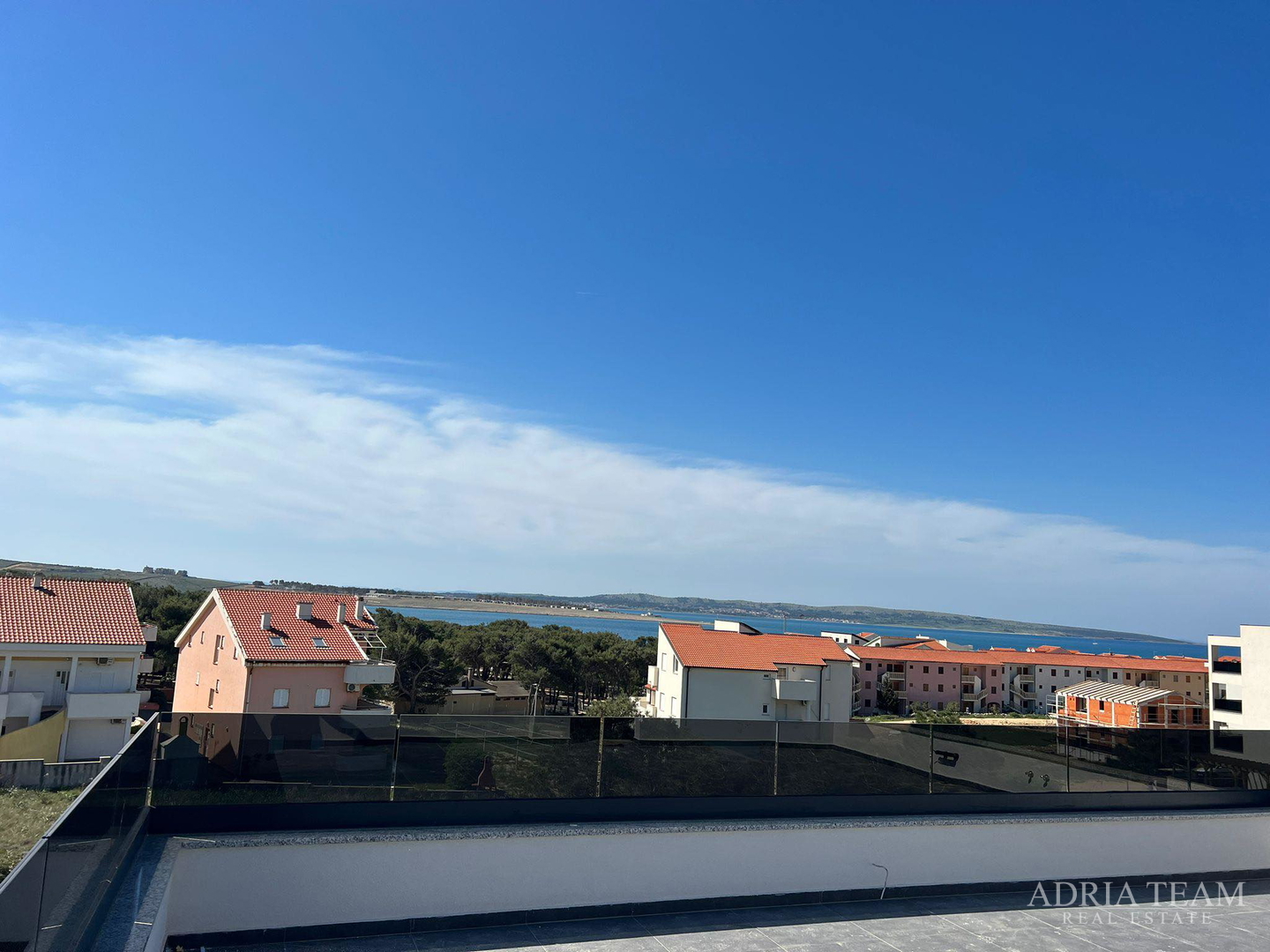APARTMANI U STAMBENOJ ZGRADI U NOVOGRADNJI - POVLJANA, PAG
