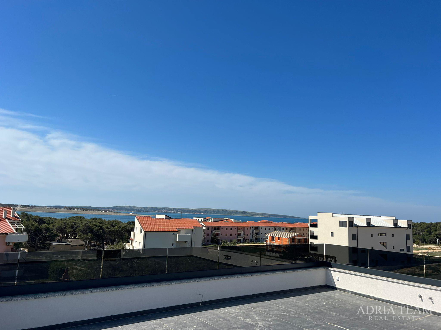 APARTMANI U STAMBENOJ ZGRADI U NOVOGRADNJI - POVLJANA, PAG
