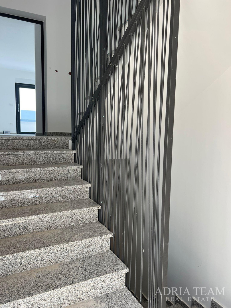 APARTMANI U STAMBENOJ ZGRADI U NOVOGRADNJI - POVLJANA, PAG