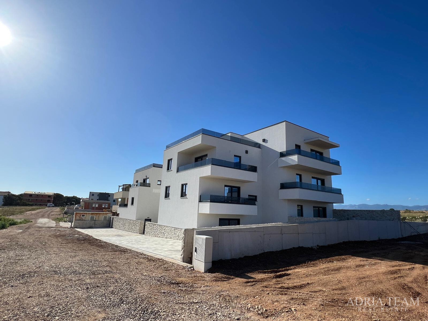 APARTMANI U STAMBENOJ ZGRADI U NOVOGRADNJI - POVLJANA, PAG