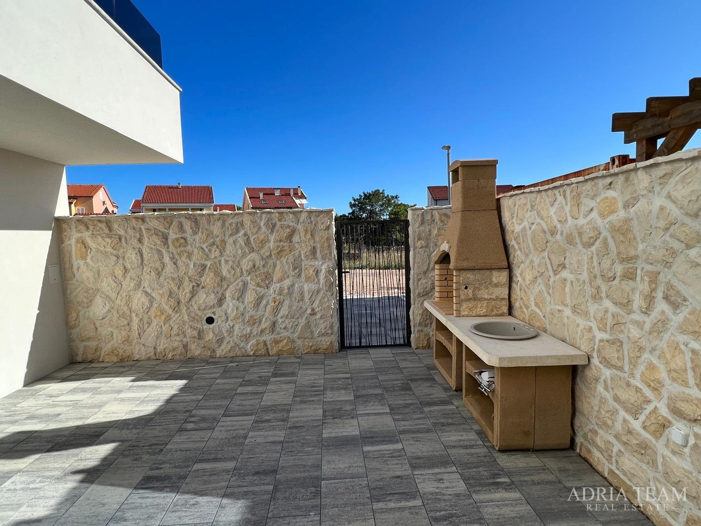 APARTMANI U STAMBENOJ ZGRADI U NOVOGRADNJI - POVLJANA, PAG