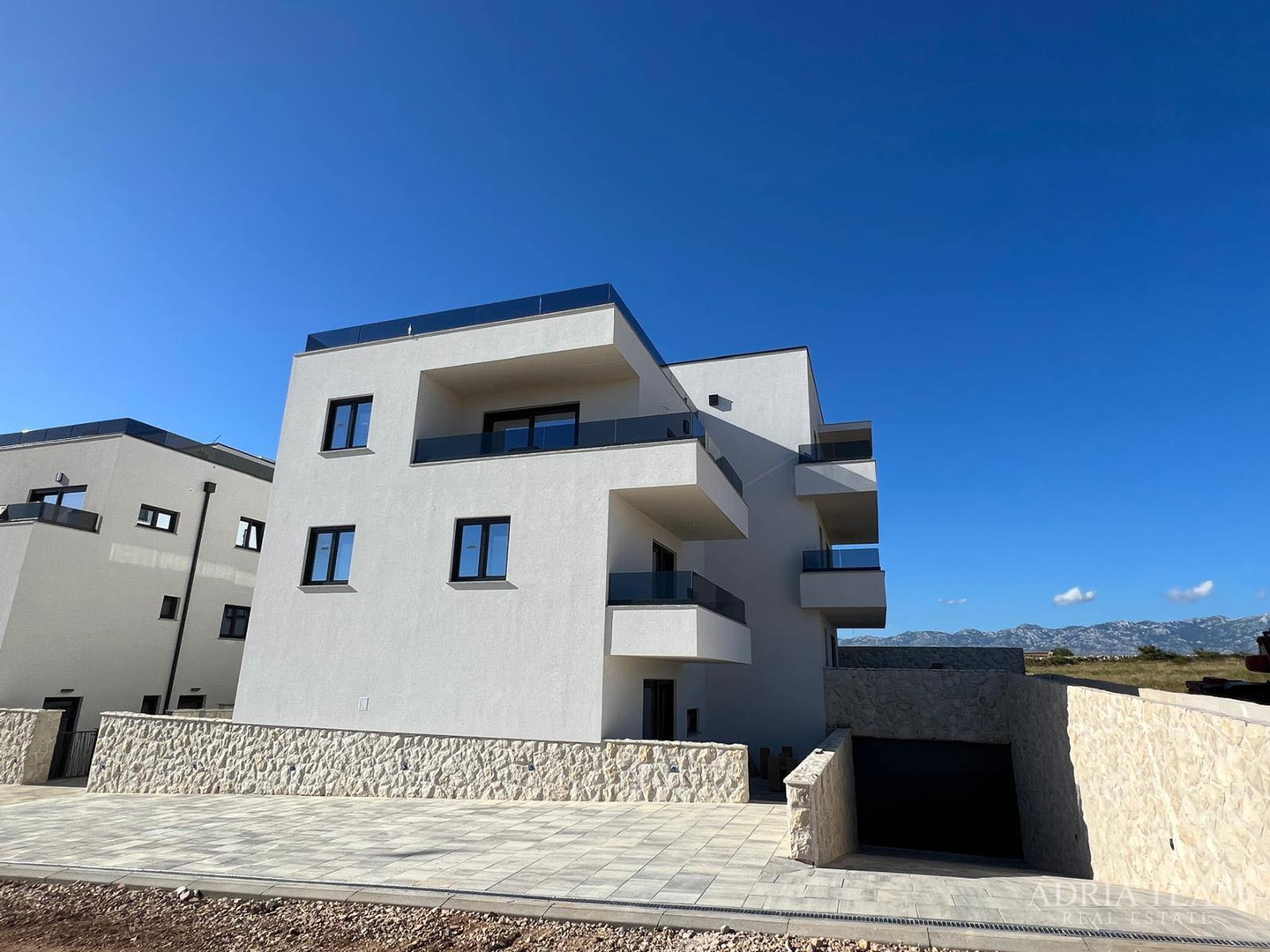 APARTMANI U STAMBENOJ ZGRADI U NOVOGRADNJI - POVLJANA, PAG