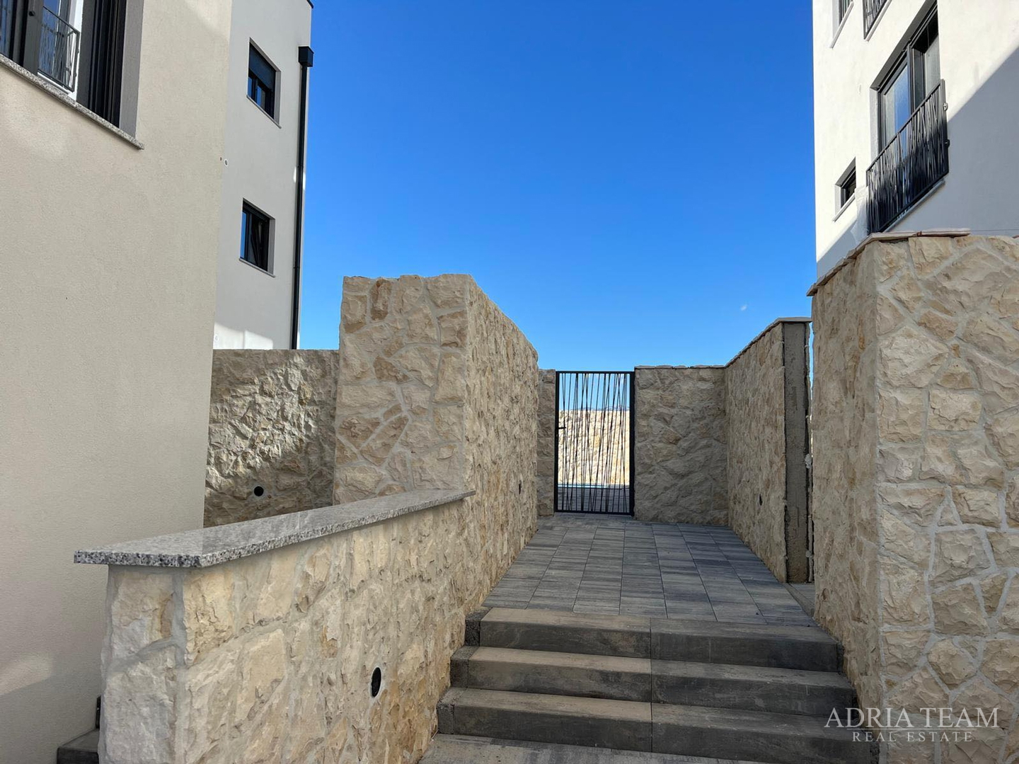 APARTMANI U STAMBENOJ ZGRADI U NOVOGRADNJI - POVLJANA, PAG