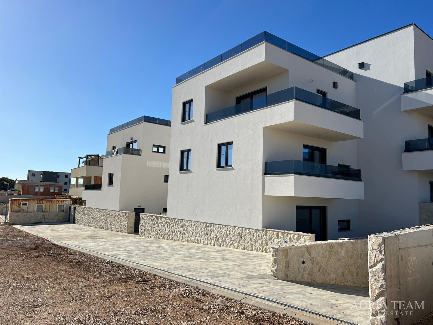 APARTMANI U STAMBENOJ ZGRADI U NOVOGRADNJI - POVLJANA, PAG
