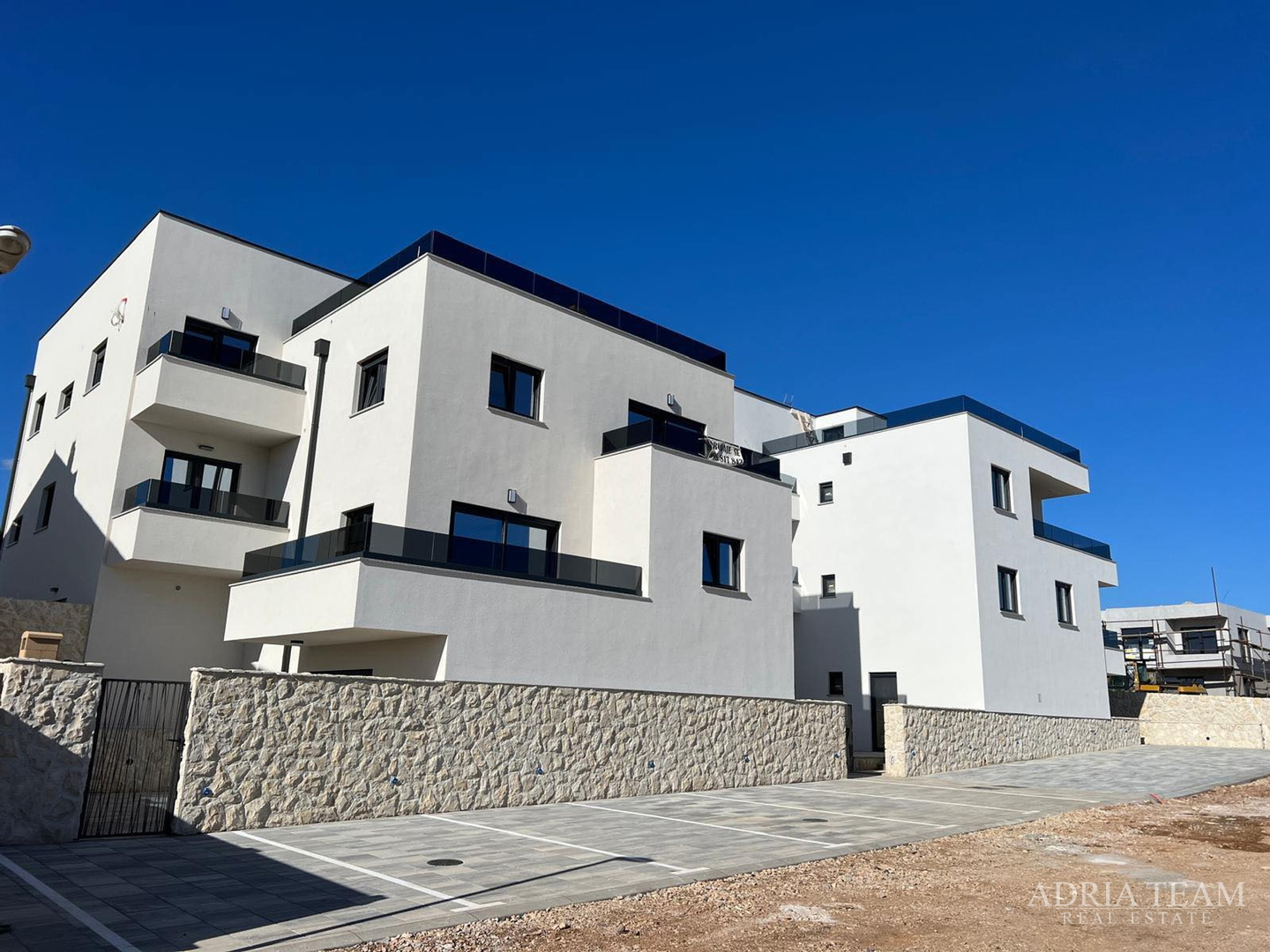 APARTMANI U STAMBENOJ ZGRADI U NOVOGRADNJI - POVLJANA, PAG