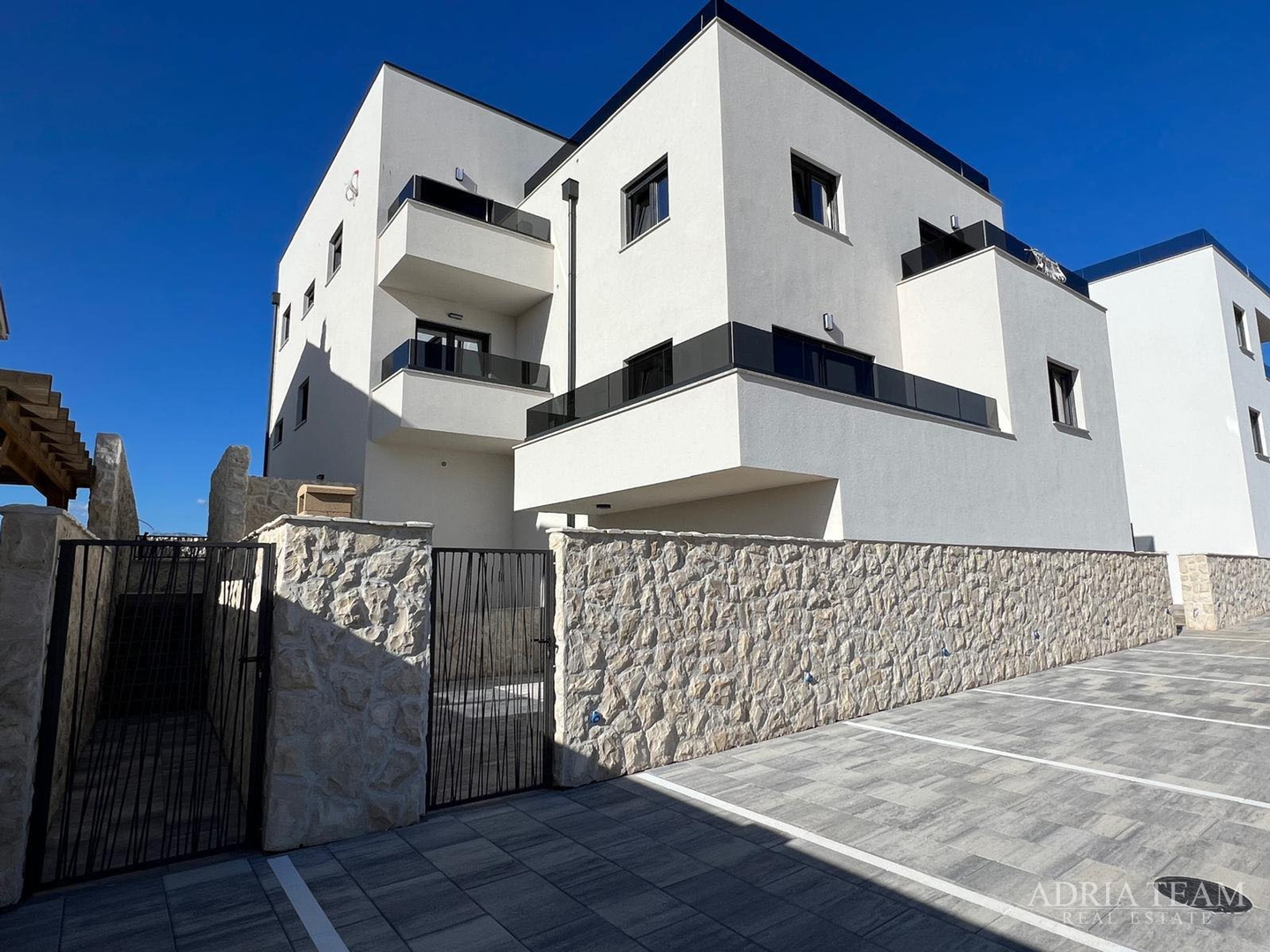 APARTMANI U STAMBENOJ ZGRADI U NOVOGRADNJI - POVLJANA, PAG