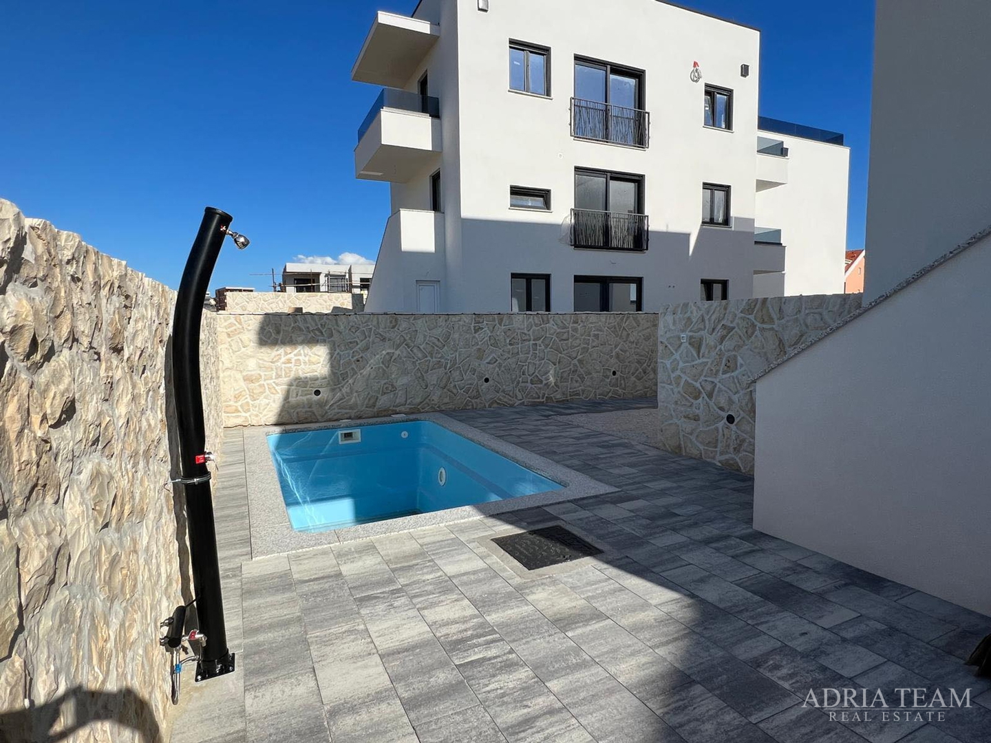 APARTMANI U STAMBENOJ ZGRADI U NOVOGRADNJI - POVLJANA, PAG