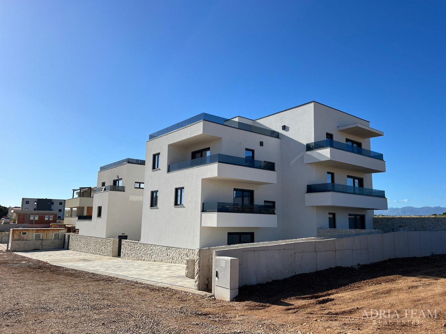 APARTMANI U STAMBENOJ ZGRADI U NOVOGRADNJI - POVLJANA, PAG