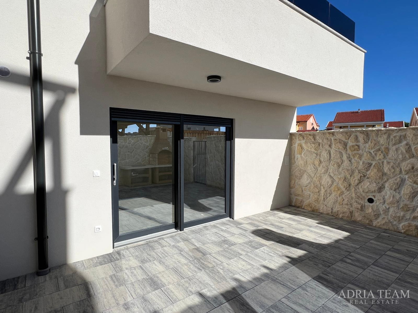 APARTMANI U STAMBENOJ ZGRADI U NOVOGRADNJI - POVLJANA, PAG