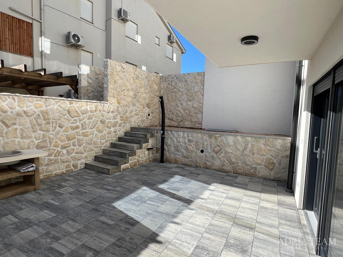 APARTMANI U STAMBENOJ ZGRADI U NOVOGRADNJI - POVLJANA, PAG