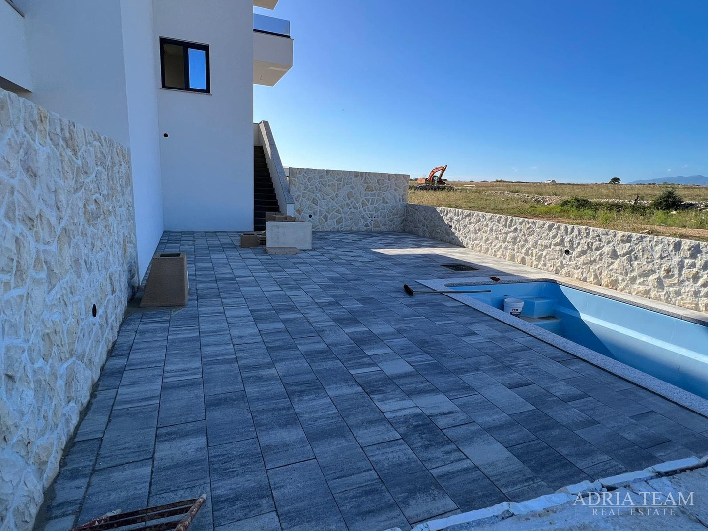APARTMANI U STAMBENOJ ZGRADI U NOVOGRADNJI - POVLJANA, PAG