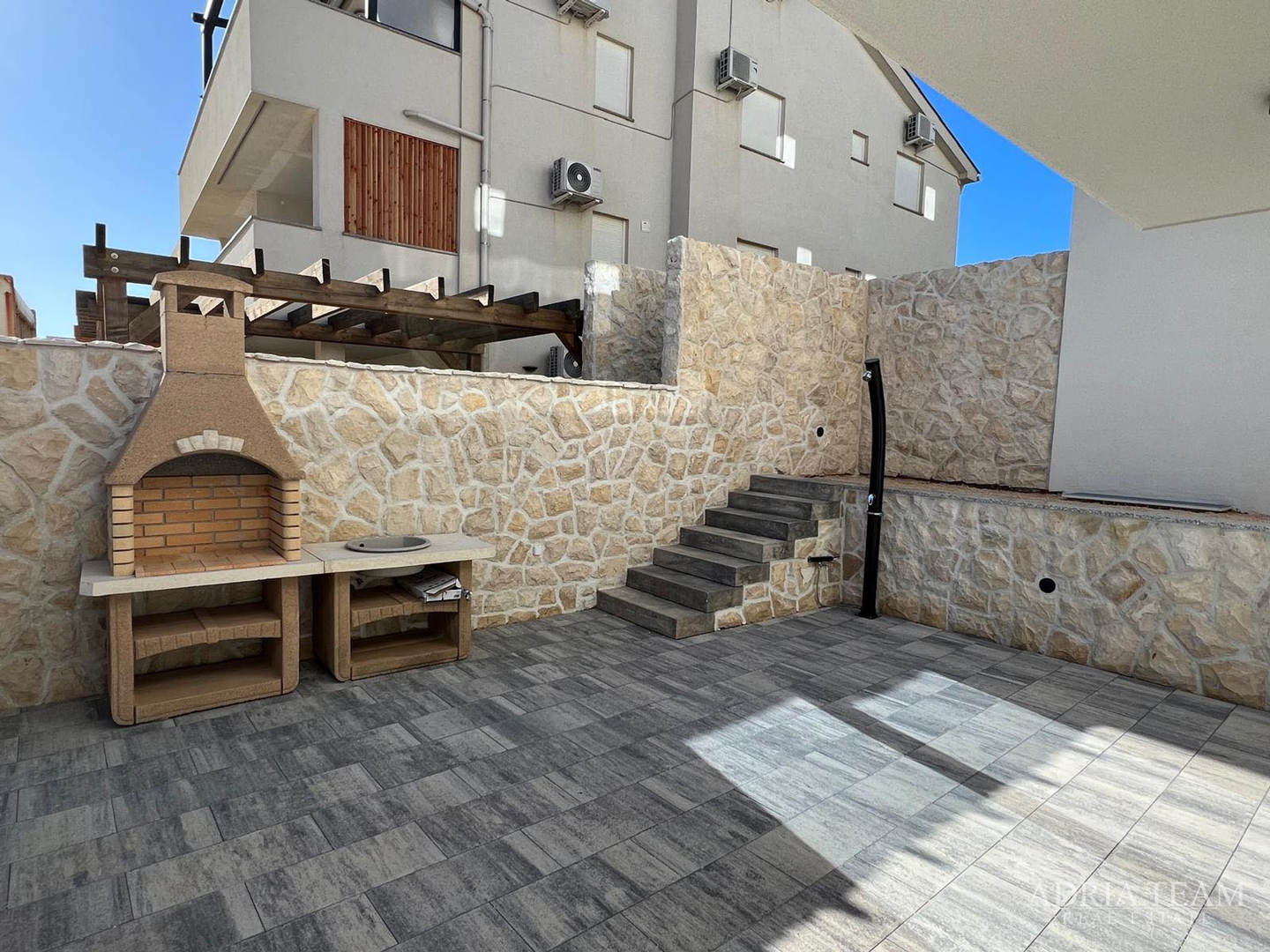 APARTMANI U STAMBENOJ ZGRADI U NOVOGRADNJI - POVLJANA, PAG