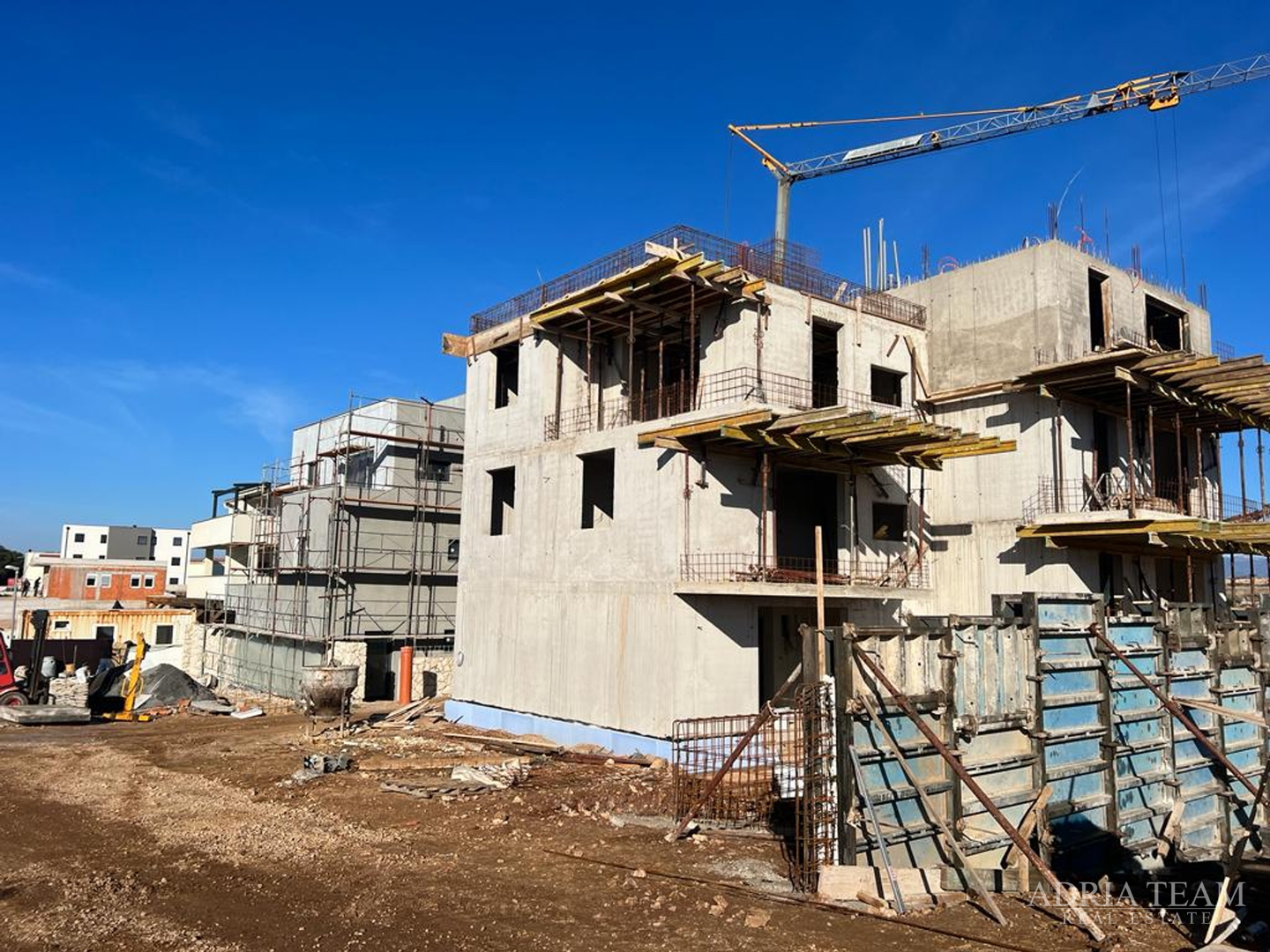 APARTMANI U STAMBENOJ ZGRADI U NOVOGRADNJI - POVLJANA, PAG