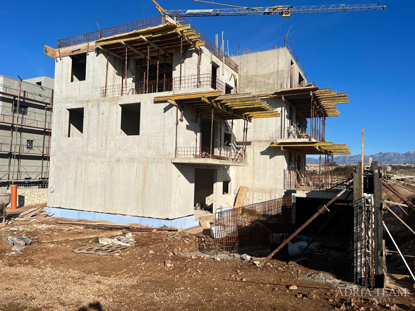 APARTMANI U STAMBENOJ ZGRADI U NOVOGRADNJI - POVLJANA, PAG
