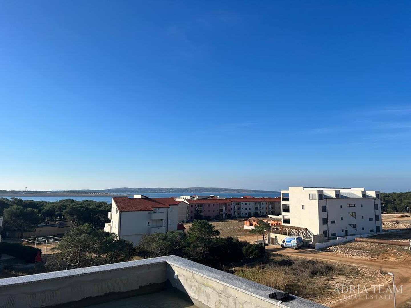 APARTMANI U STAMBENOJ ZGRADI U NOVOGRADNJI - POVLJANA, PAG