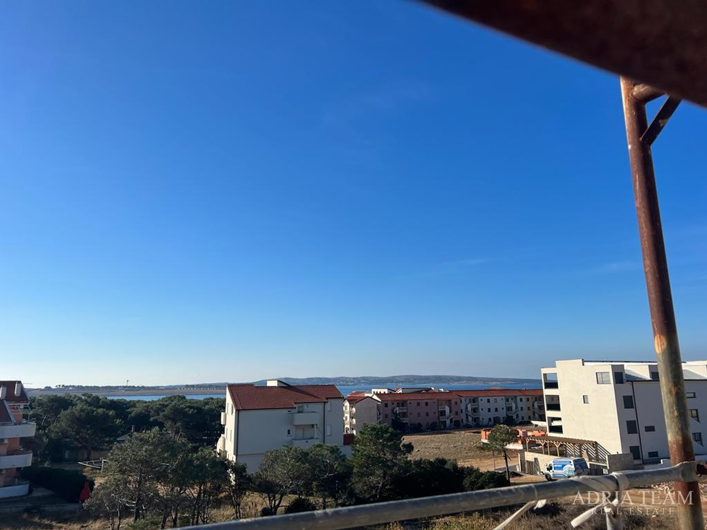 APARTMANI U STAMBENOJ ZGRADI U NOVOGRADNJI - POVLJANA, PAG