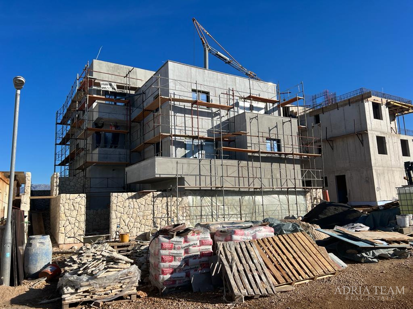 APARTMANI U STAMBENOJ ZGRADI U NOVOGRADNJI - POVLJANA, PAG