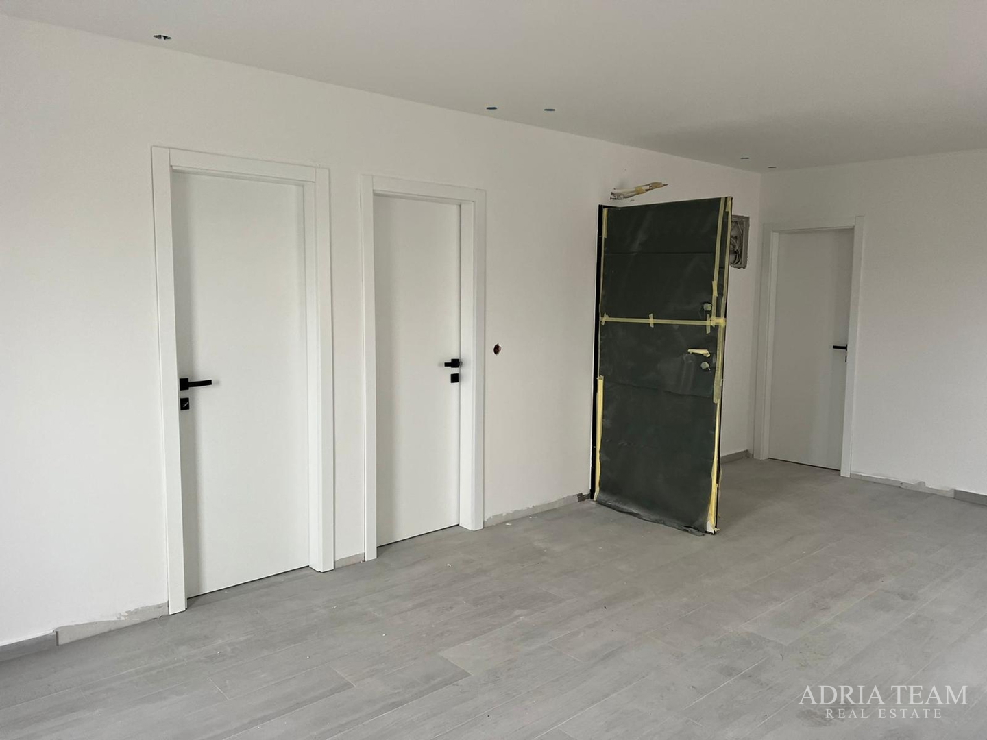 APARTMANI U STAMBENOJ ZGRADI U NOVOGRADNJI - POVLJANA, PAG