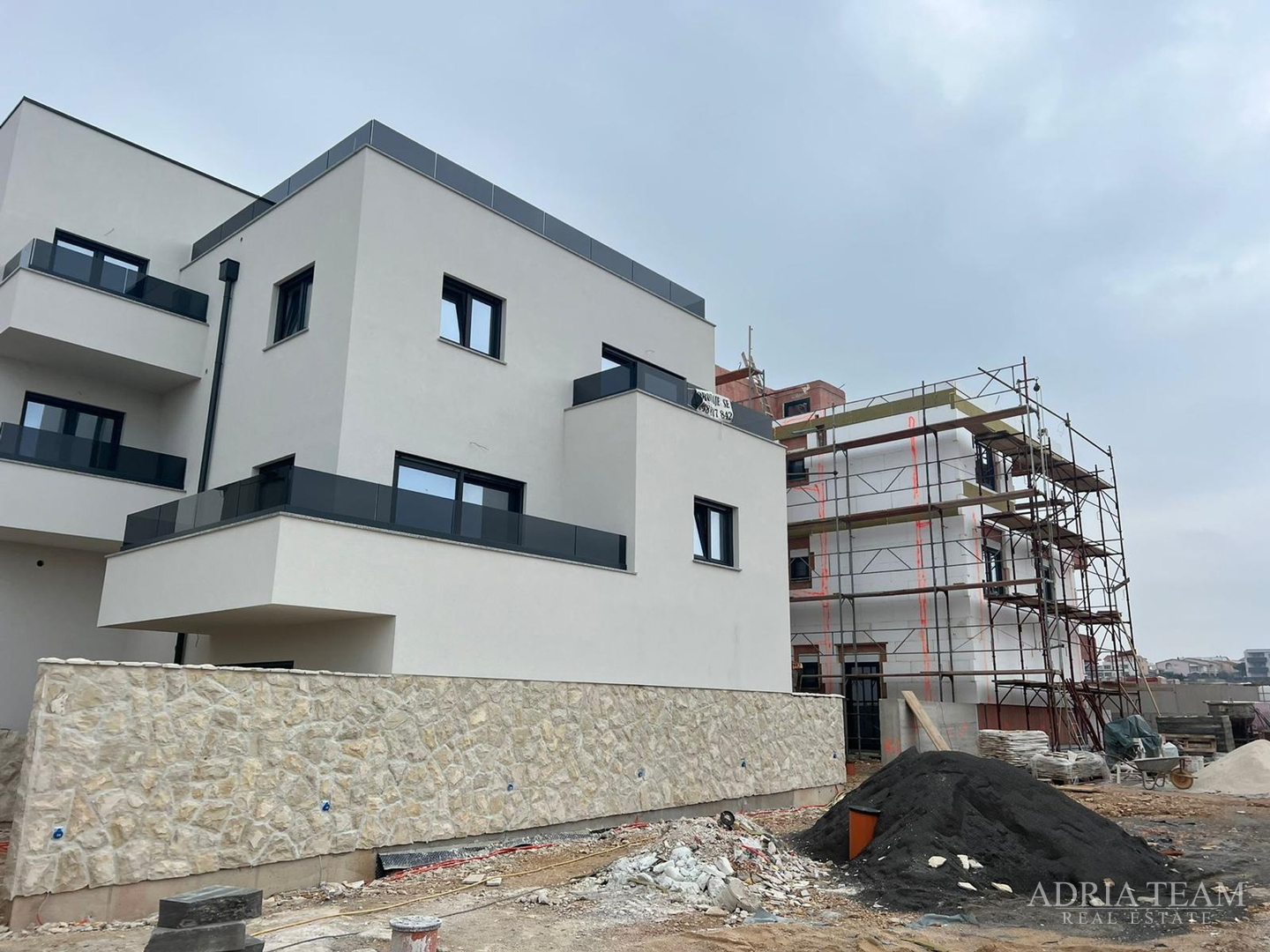 APARTMANI U STAMBENOJ ZGRADI U NOVOGRADNJI - POVLJANA, PAG