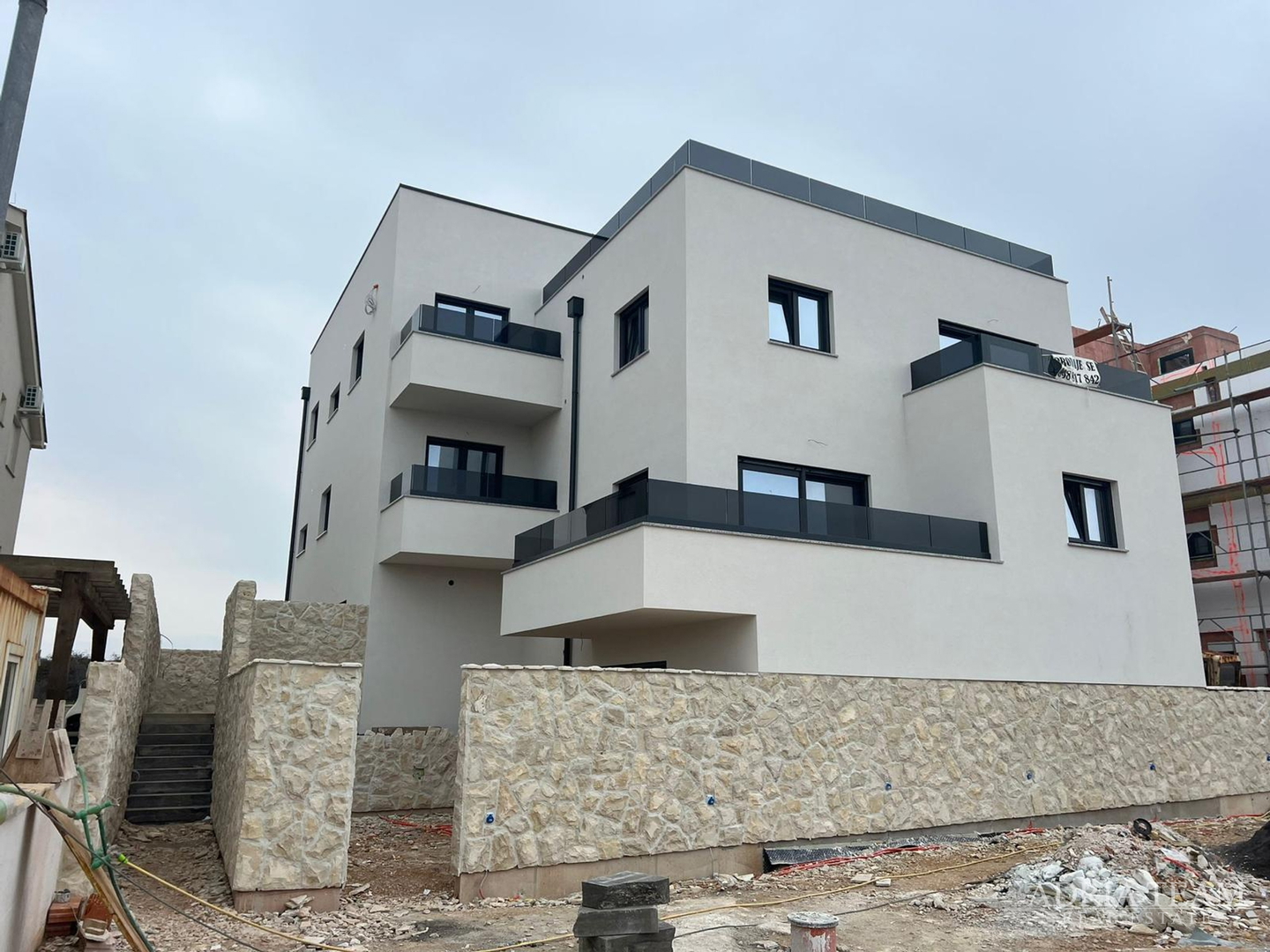 APARTMANI U STAMBENOJ ZGRADI U NOVOGRADNJI - POVLJANA, PAG