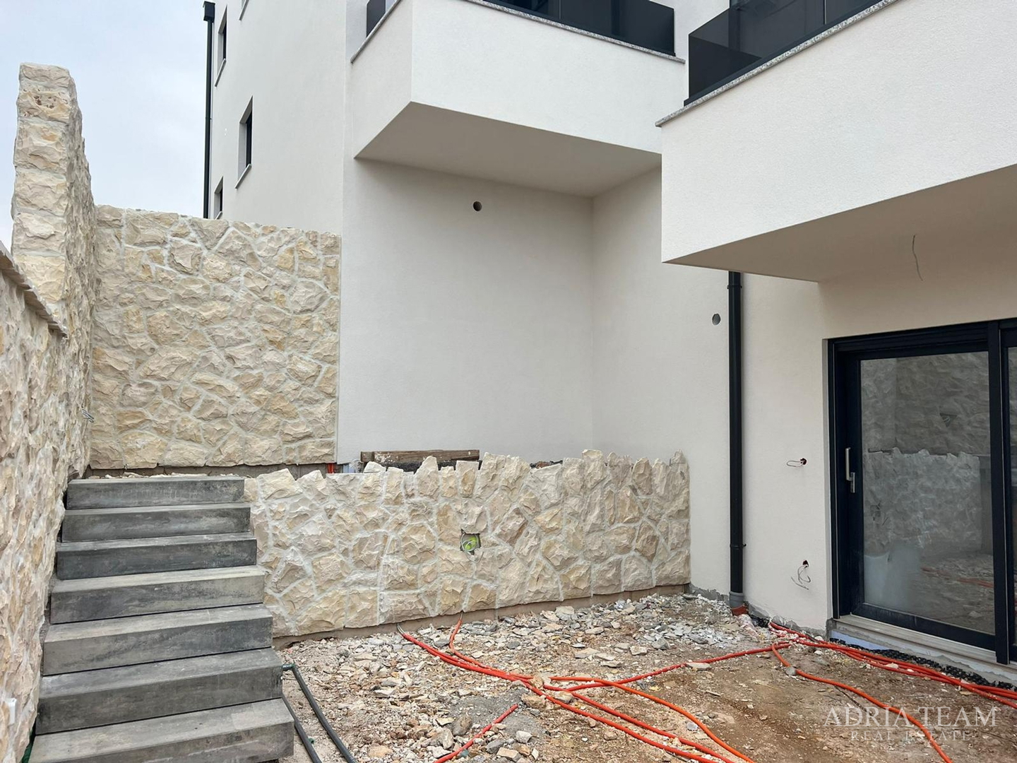 APARTMANI U STAMBENOJ ZGRADI U NOVOGRADNJI - POVLJANA, PAG