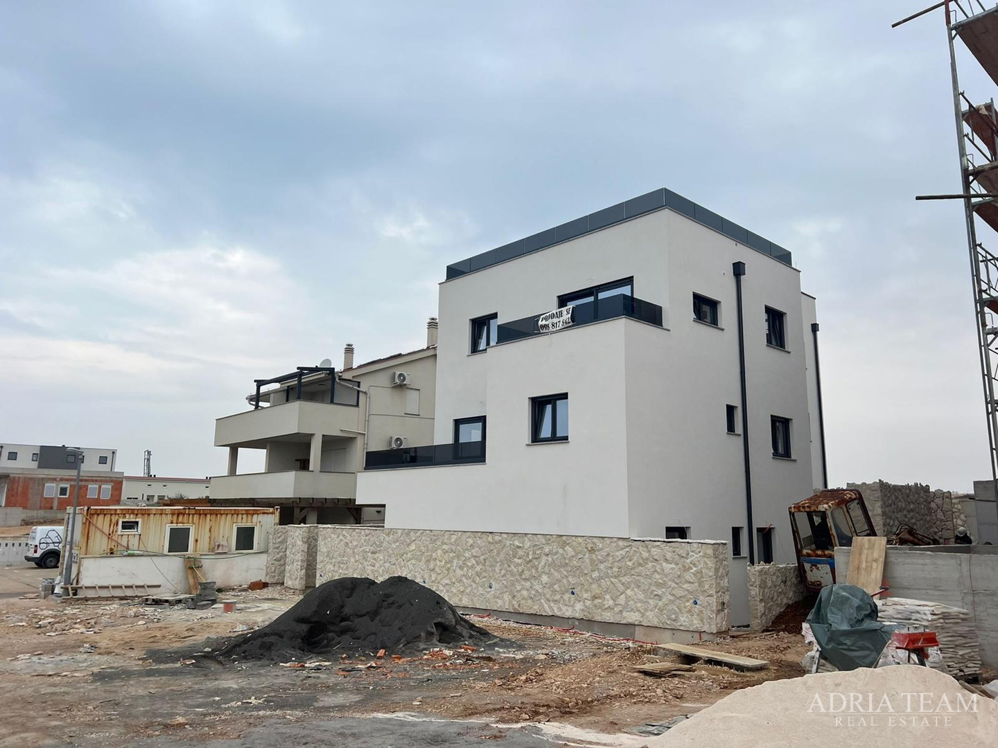 APARTMANI U STAMBENOJ ZGRADI U NOVOGRADNJI - POVLJANA, PAG