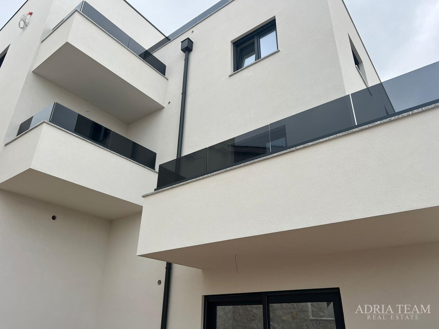 APARTMANI U STAMBENOJ ZGRADI U NOVOGRADNJI - POVLJANA, PAG