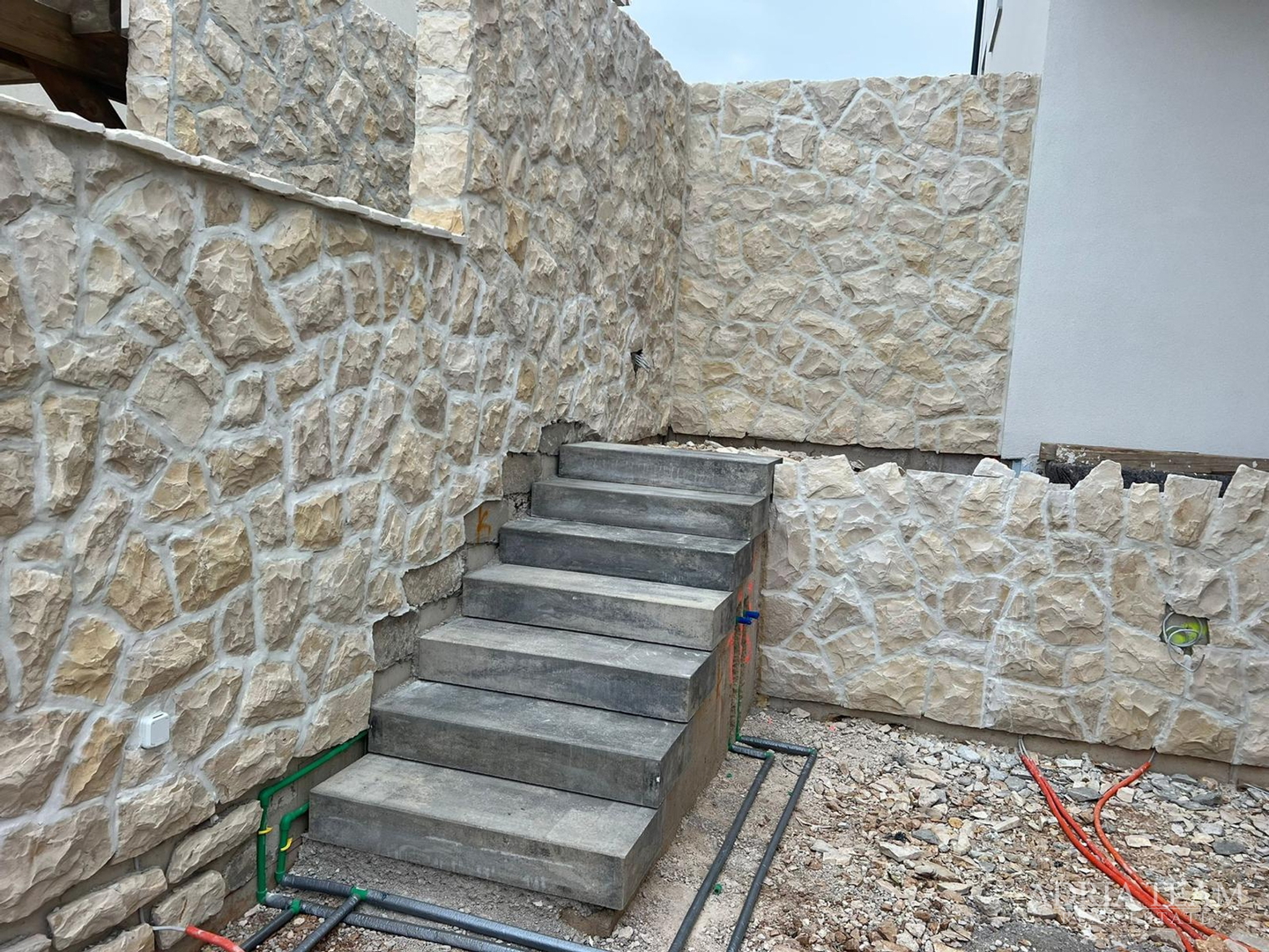 APARTMANI U STAMBENOJ ZGRADI U NOVOGRADNJI - POVLJANA, PAG