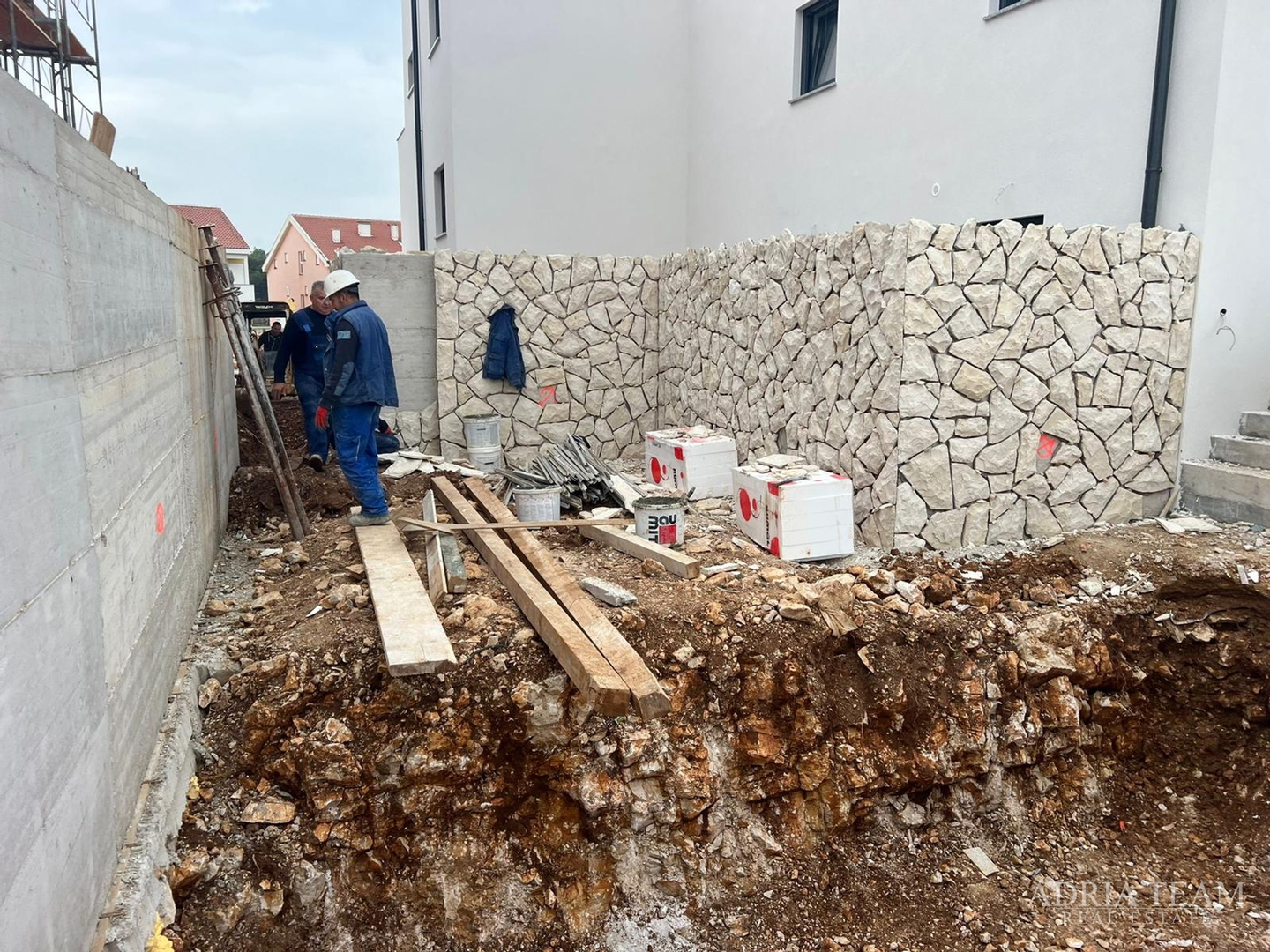 APARTMANI U STAMBENOJ ZGRADI U NOVOGRADNJI - POVLJANA, PAG