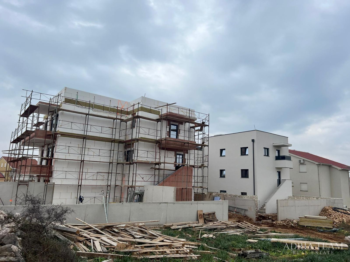 APARTMANI U STAMBENOJ ZGRADI U NOVOGRADNJI - POVLJANA, PAG