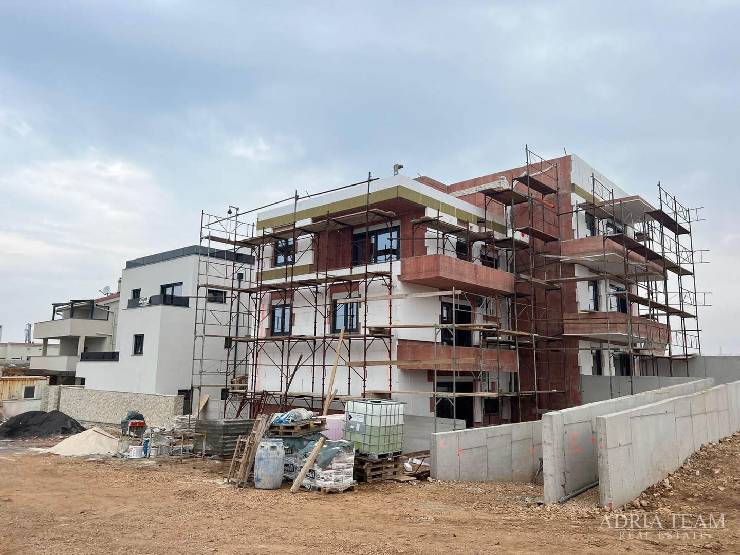 APARTMANI U STAMBENOJ ZGRADI U NOVOGRADNJI - POVLJANA, PAG