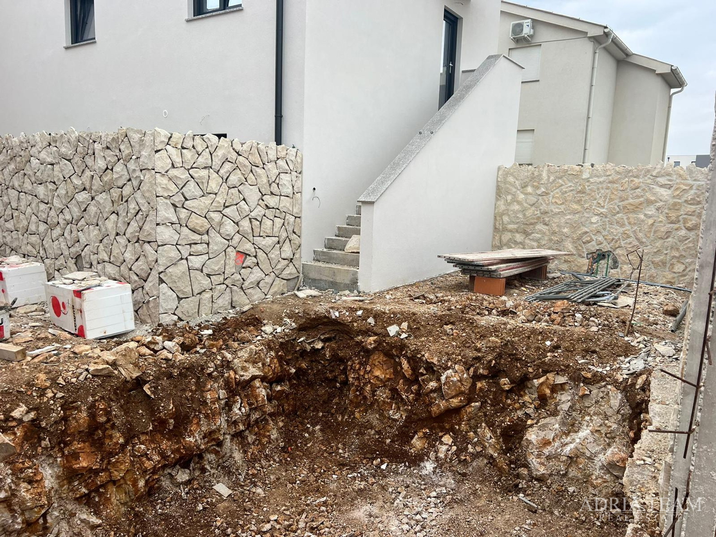 APARTMANI U STAMBENOJ ZGRADI U NOVOGRADNJI - POVLJANA, PAG