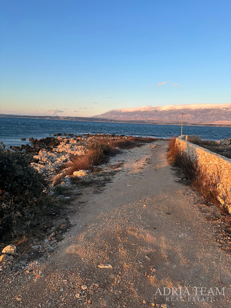 ZEMLJIŠTE u R-zoni, PRVI RED DO MORA - KOLAN, PAG