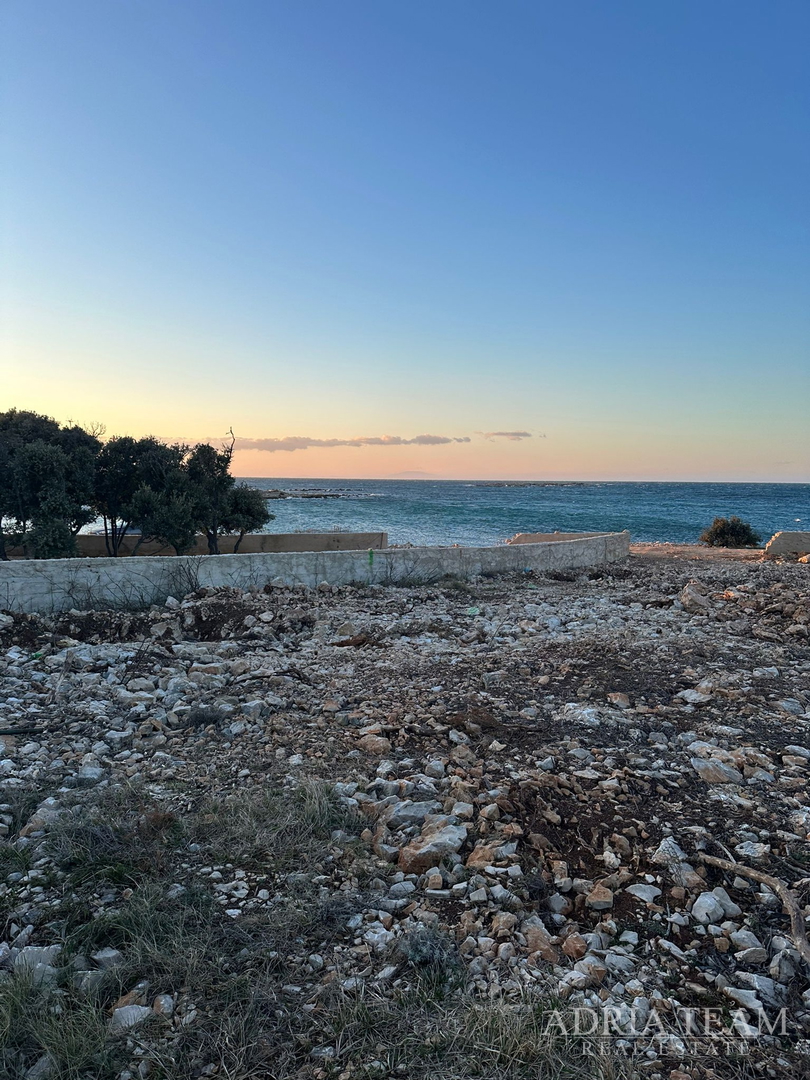 ZEMLJIŠTE u R-zoni, PRVI RED DO MORA - KOLAN, PAG